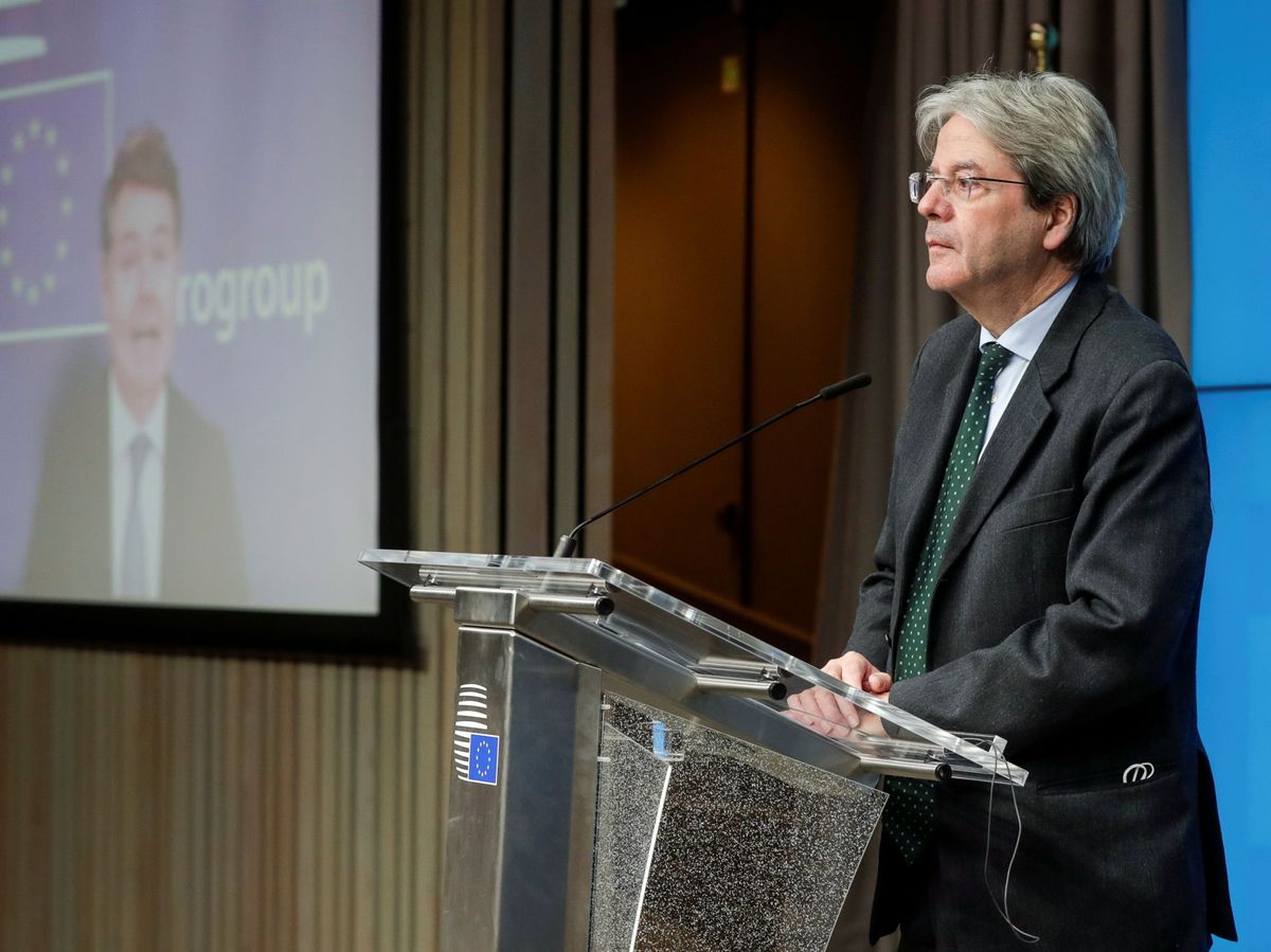 Foto: El presidente del Eurogrupo, Paschal Donohoe, aparece en una pantalla durante la rueda de prensa del comisario de Asuntos Económicos, Paolo Gentiloni. (Reuters)
