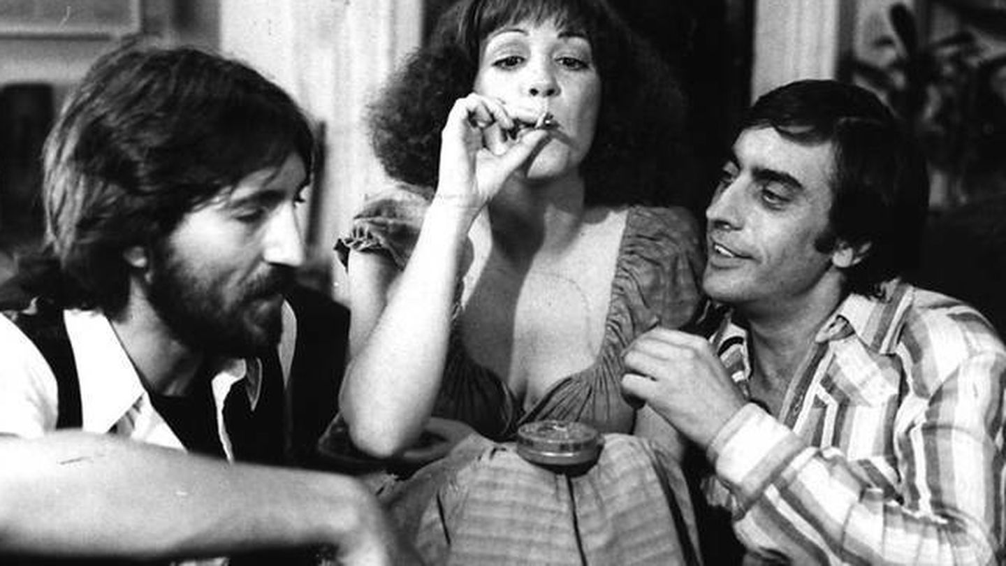 Carmen Maura se fuma un porro en 'Tigres de papel'. (TVE)