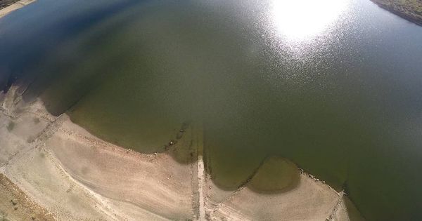 Foto: Vista aérea del retroceso del pantano de Pinilla, a la altura del municipio de Lozoya. (E. Escribano / M. Mcloughlin / E. Torrico)