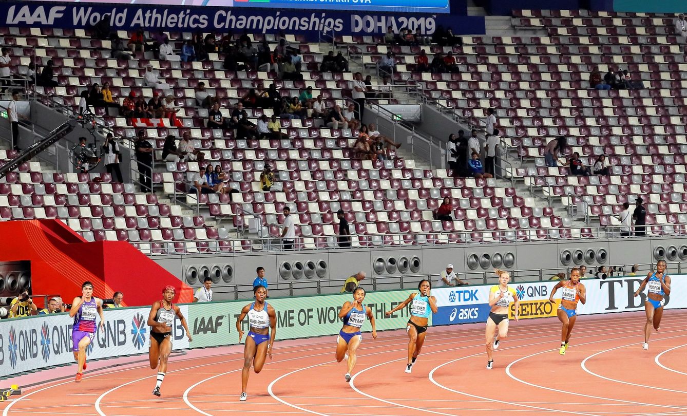 Las gradas del Khaliffa Stadium, prácticamente vacías durante una prueba de los 200m femeninos. (EFE)