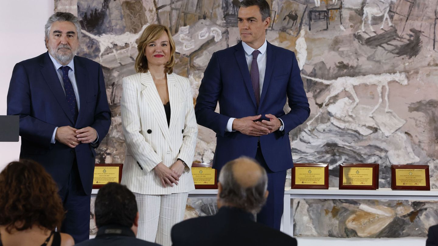 Uribes, Alegría y Sánchez, en un acto en la Moncloa. (EFE/Zipi)