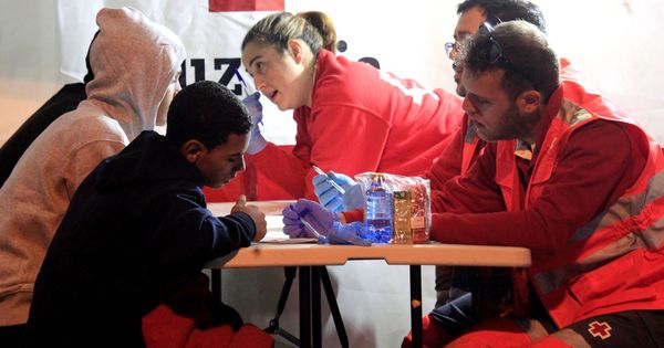 Foto: Varios inmigrantes, entre ellos  menores, rescatados por Salvamento Marítimo en Algeciras. (EFE)