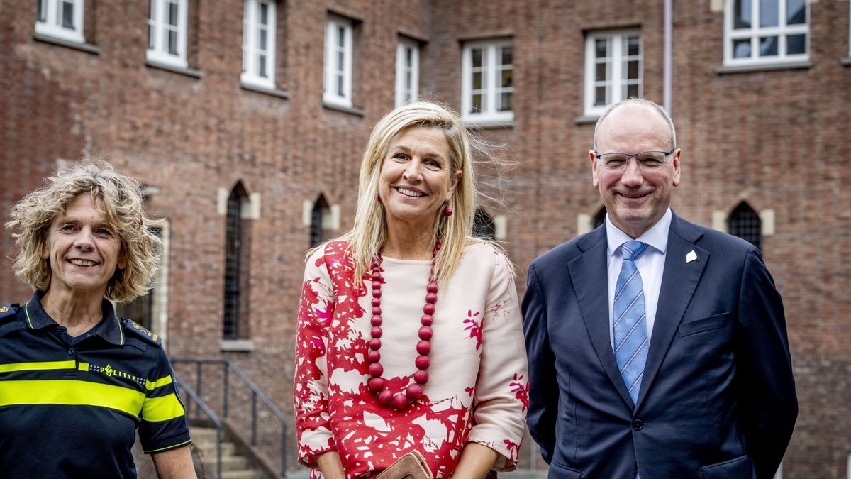 Máxima de Holanda vuelve a presumir de su archivo de moda recuperando un top que estrenó hace 16 años (y que Matilde de Bélgica tiene en azul)