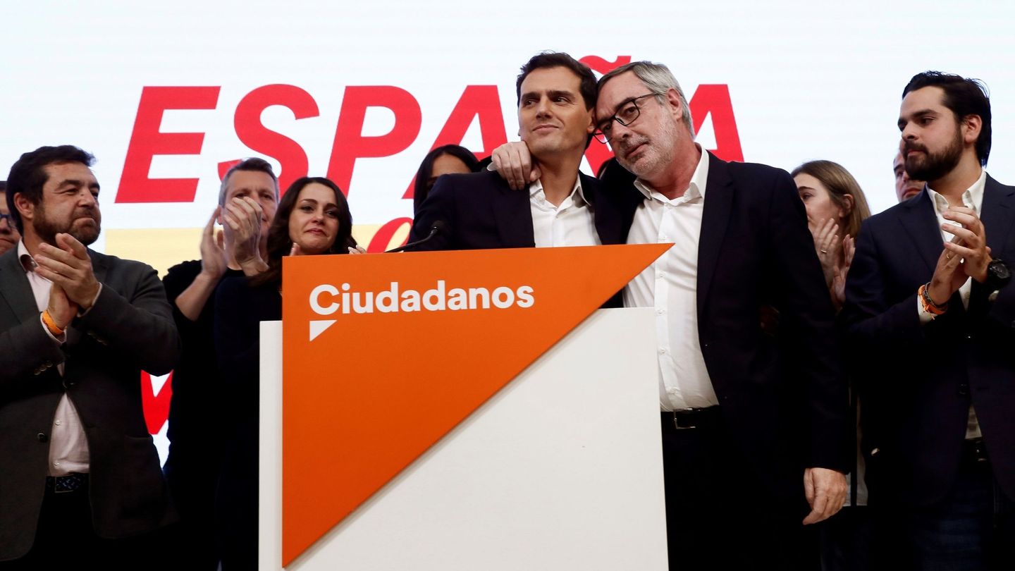 El líder de Ciudadanos, Albert Rivera (c), y el secretario general, José Manuel Villegas (2-d). (EFE)