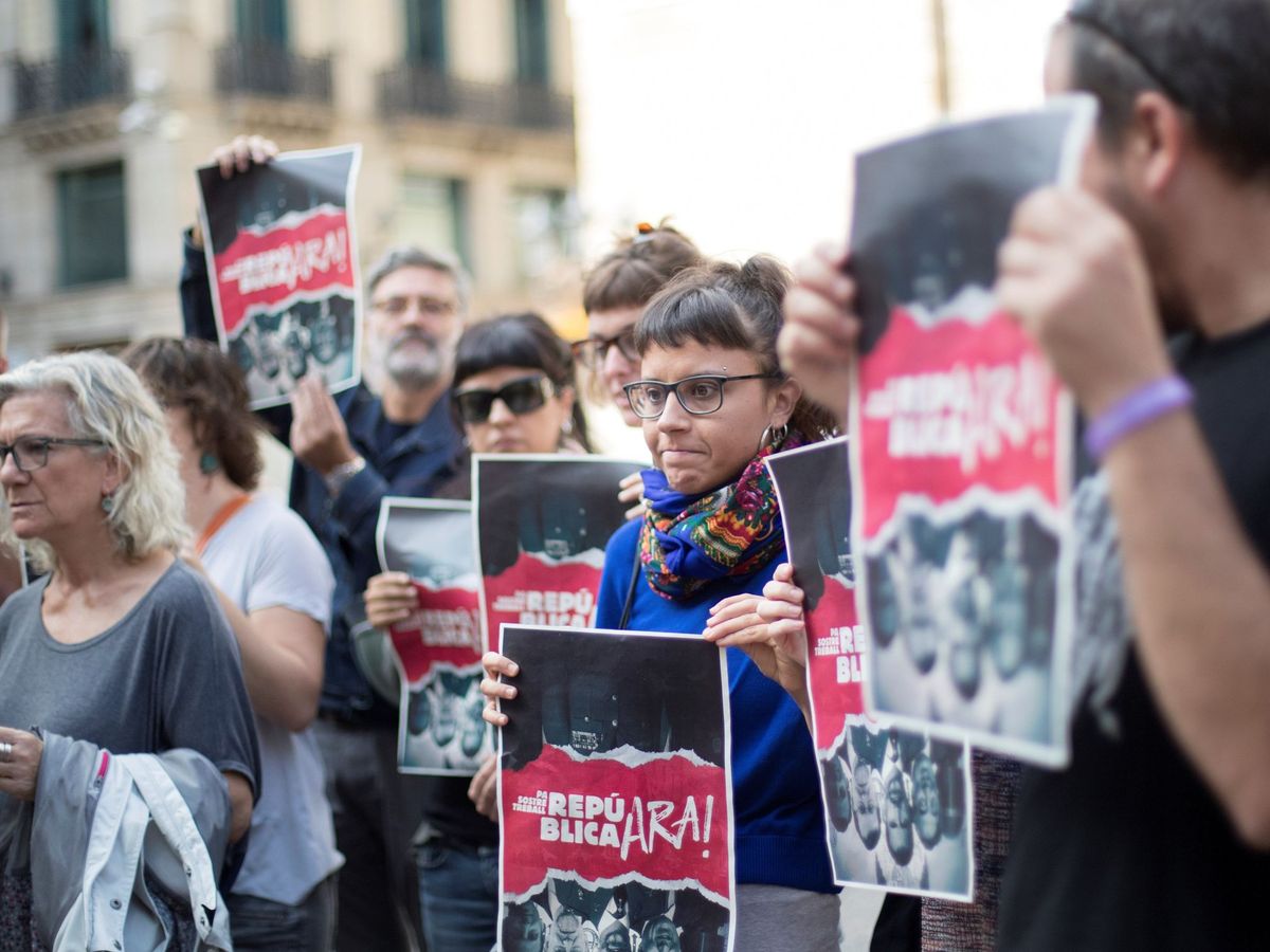 Foto: Miembros de la Mesa de la Izquierda Independentista, formada por la CUP, Arran y otras organizaciones, en una protesta. (EFE)