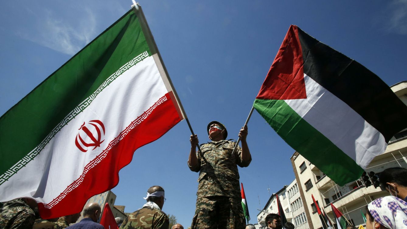 Foto: Un soldado iraní con la bandera palestina y la de Irán. (EFE/EPA/Abedin Taherkenareh)