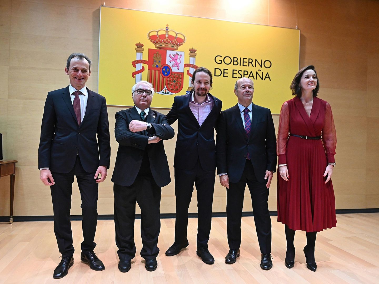 El titular de Ciencia, Pedro Duque (i), junto a Manuel Castells, segundo por la izquierda. (EFE)
