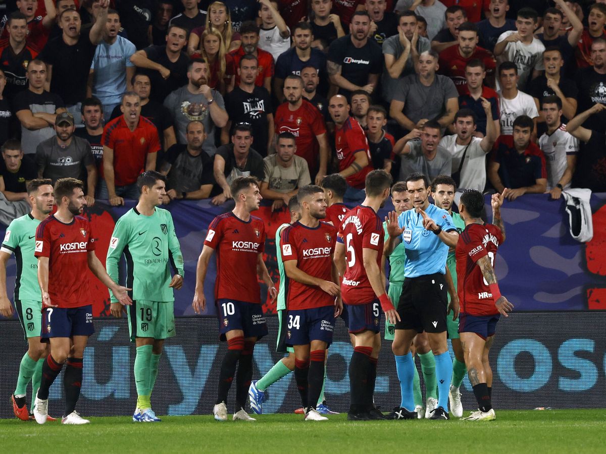 Foto: Los jugadores de Osasuna reclaman al árbitro. (Reuters/Vincent West)