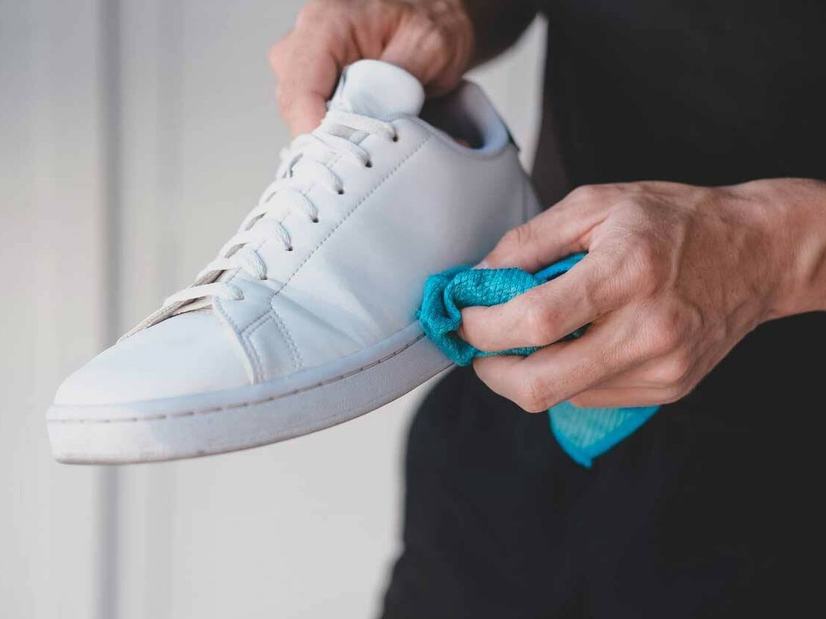 Foto: Los mejores trucos para limpiar zapatillas blancas (iStock)
