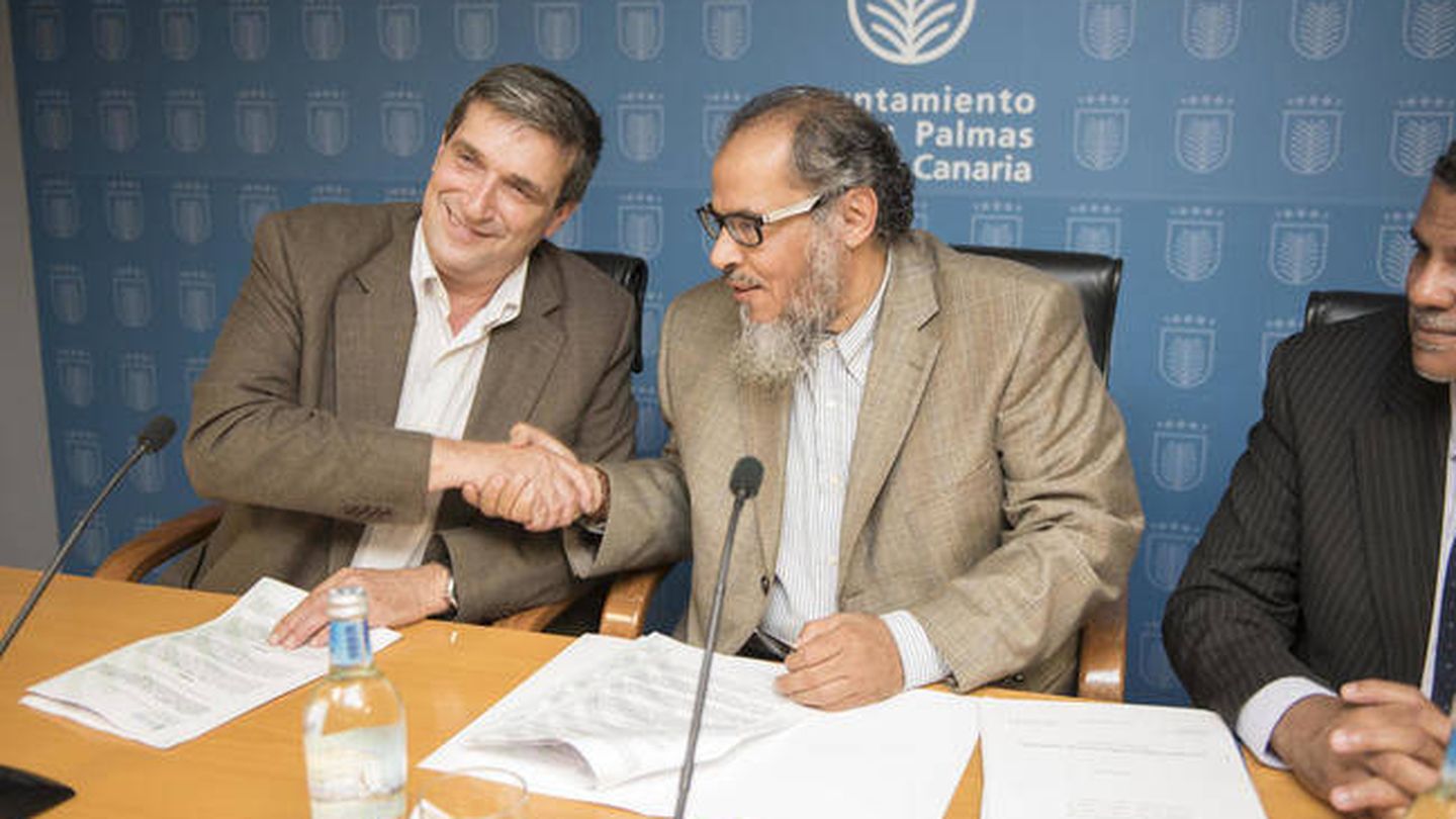 El concejal de Podemos Javier Doreste (i) y Saud bin Abdullah el Gudaian firman el acuerdo en 2015.