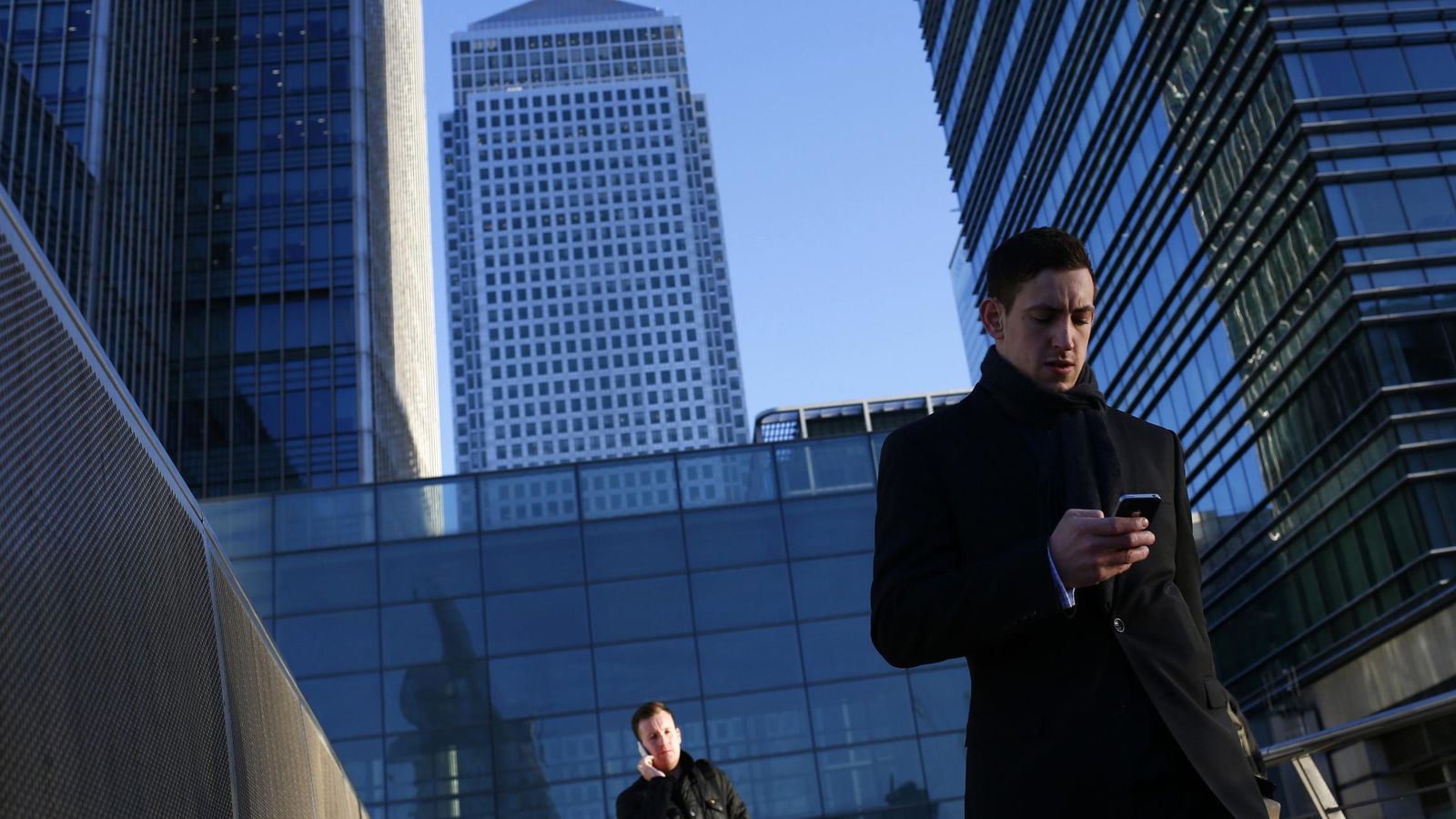 Foto: Un ejecutivo pasea por Canary Wharf, el distrito financiero de Londres. (iStock)
