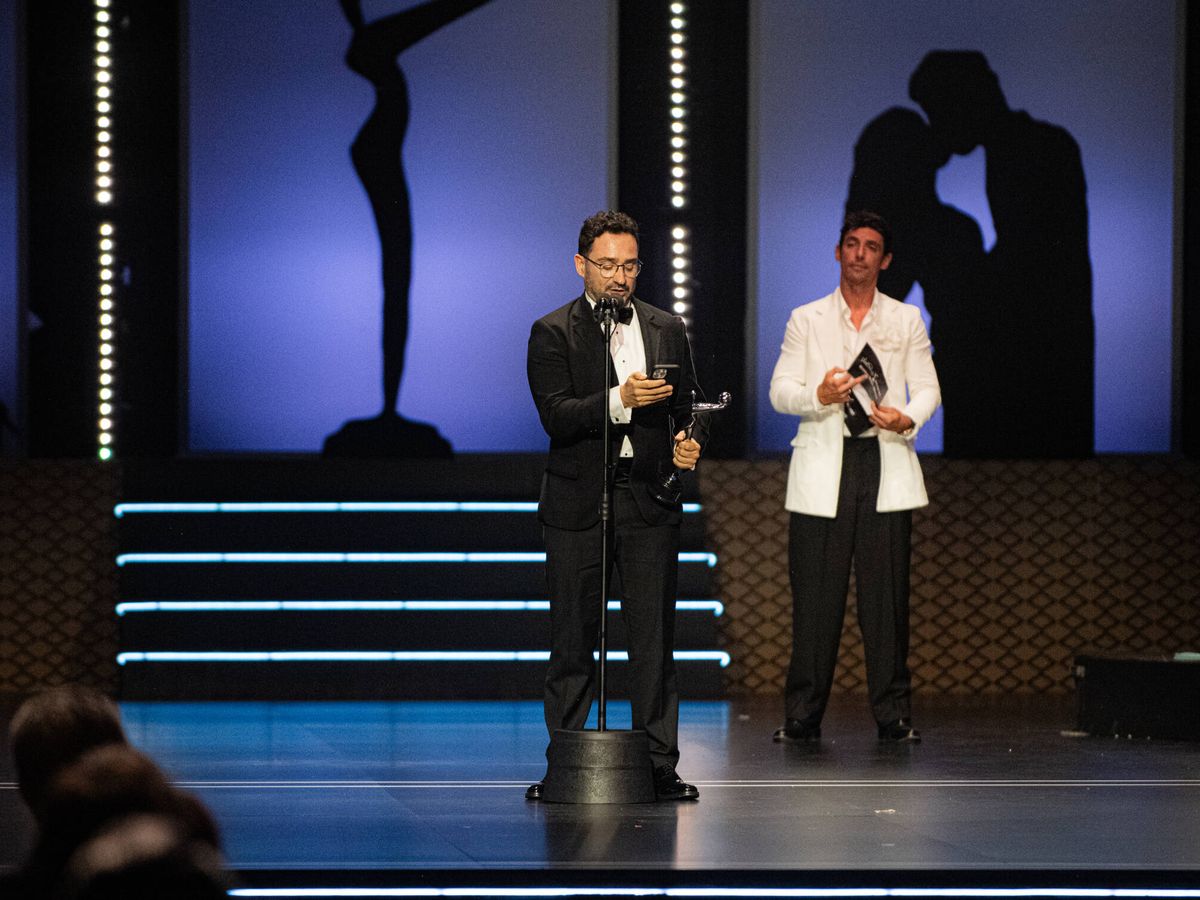 Foto: Juan Antonio Bayona en el escenario de los Premios Platino. (Premios Platino)