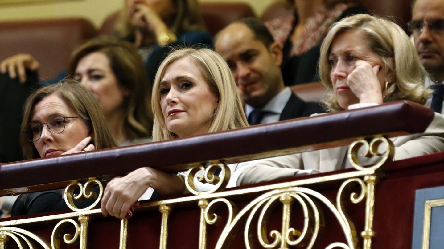 Elvira Fernández (i), esposa del líder del PP, Mariano Rajoy, junto a la presidenta de la Comunidad de Madrid, Cristina Cifuentes (c), y la delegada del Gobierno en Madrid, Concepción Dancausa (d). (EFE)