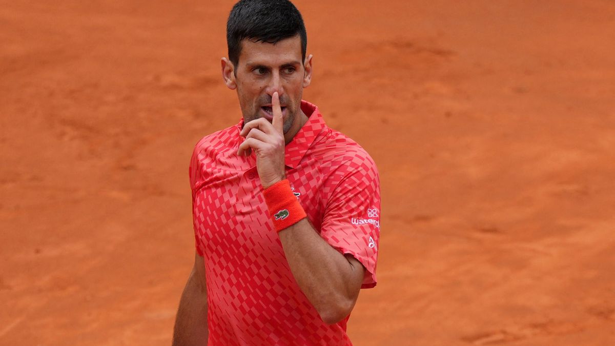 El enfado y la cara de malas pulgas de Djokovic tras recibir un pelotazo de Norrie en Roma 