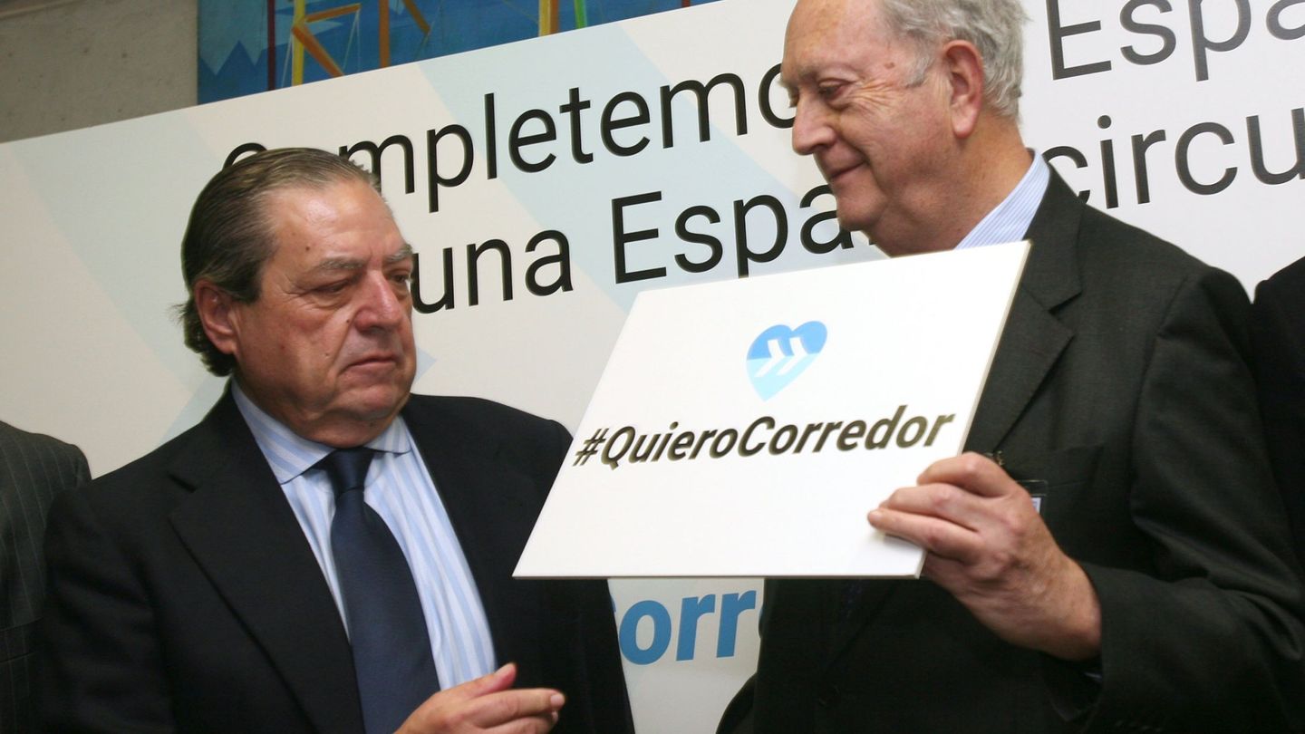 Vicente Boluda (i), y el presidente del Cercle d'Economia, Juan José Bruguera (d), posan con letreros reivindicativos del Corredor Mediterráneo en un acto en Tarragona. (EFE)