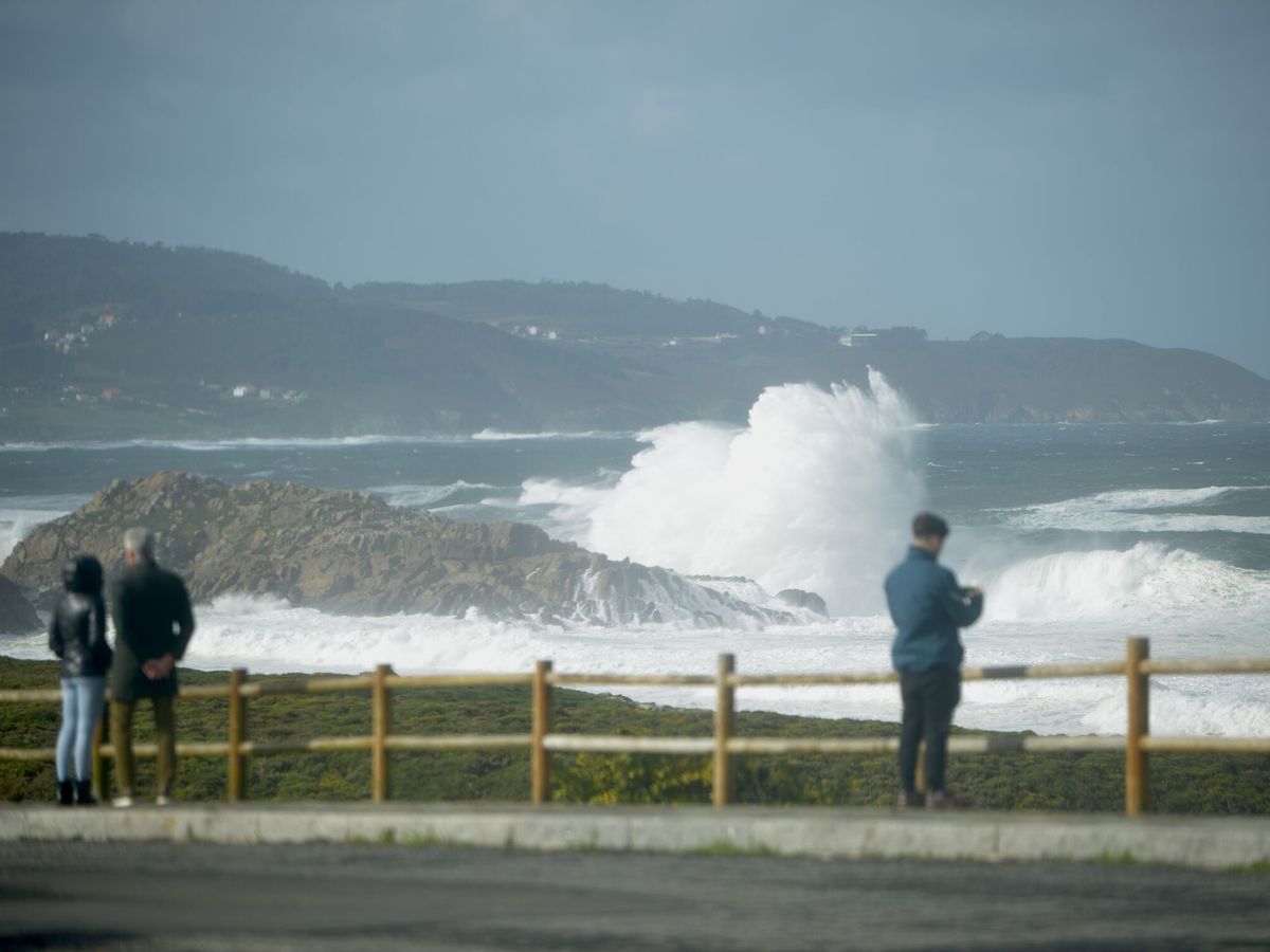 Foto: Alerta roja en el litoral de A Coruña por temporal costero. (Europa Press/Gustavo de la Paz)