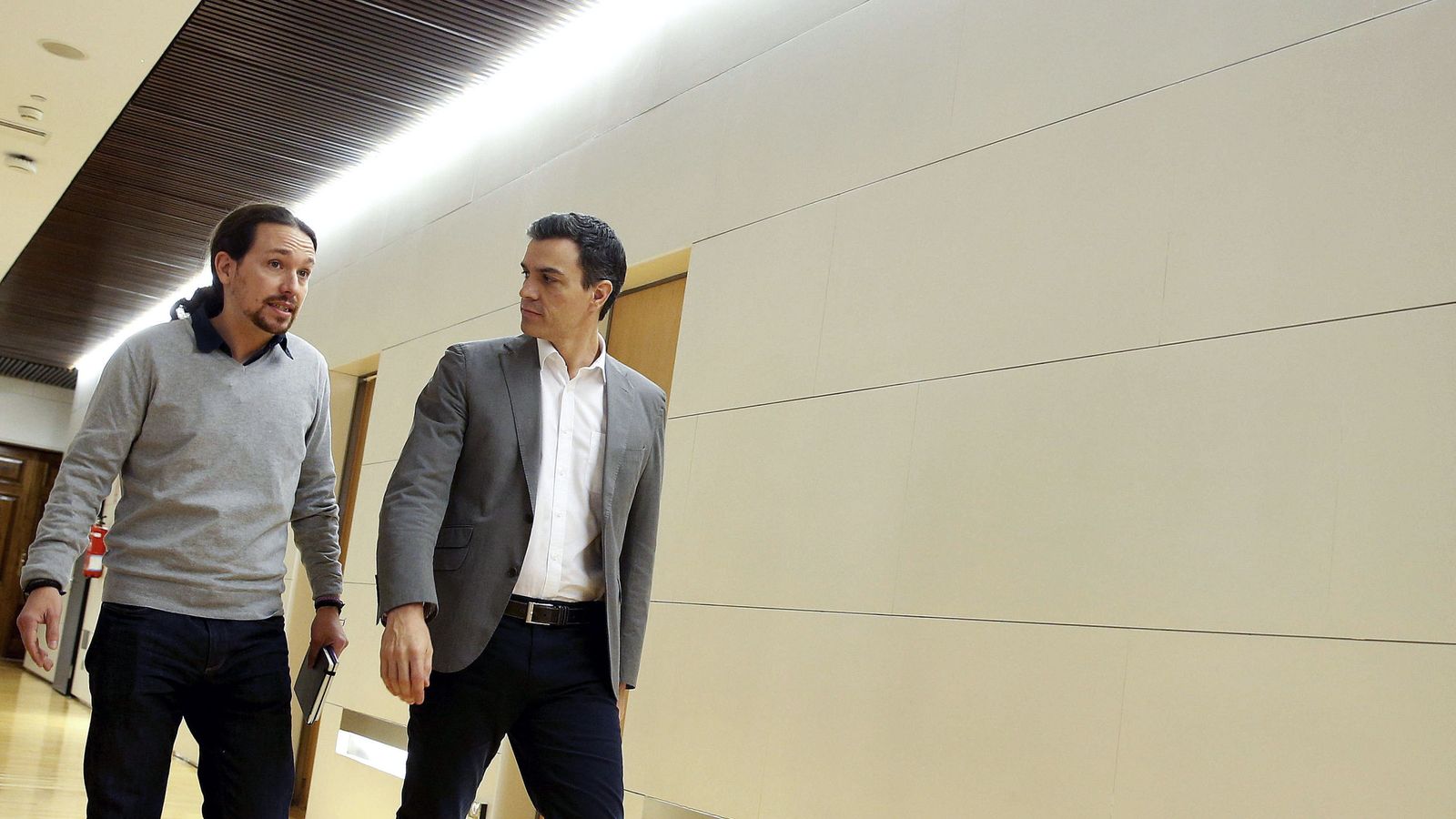 Foto: Pedro Sánchez con Pablo Iglesias, antes de su reunión en el Congreso del pasado 5 de febrero. (EFE)