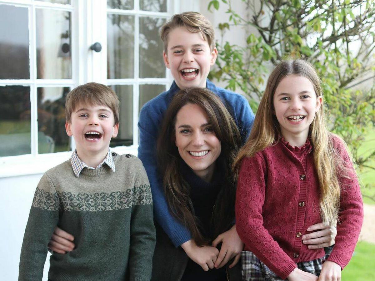 Foto: Kate Middleton, junto a sus hijos, en la imagen distribuida por Kensington. 
