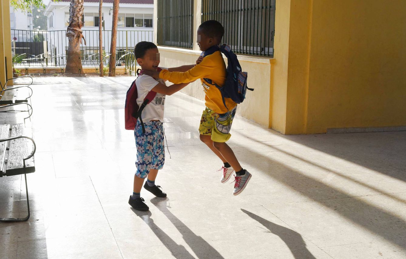 Niños jugando antes de entrar en clase. (Toñi Guerrero)
