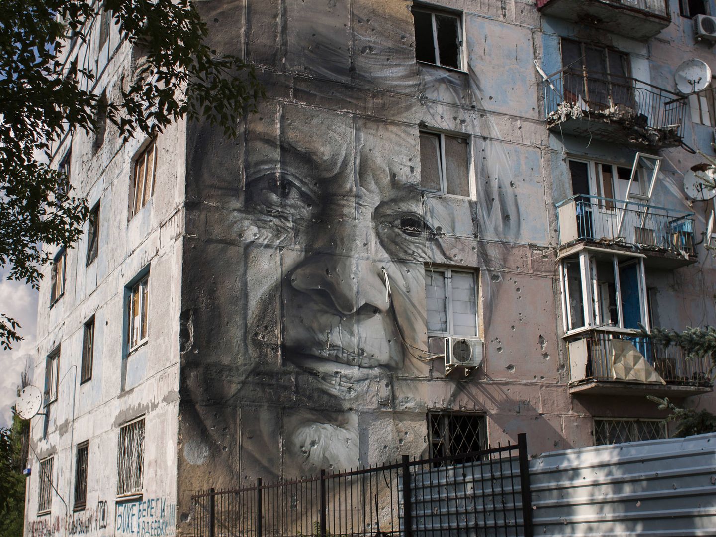 El mural Marina Grigorievna, una mujer de 72 años convertida en un símbolo de la guerra. (E. Bonet)