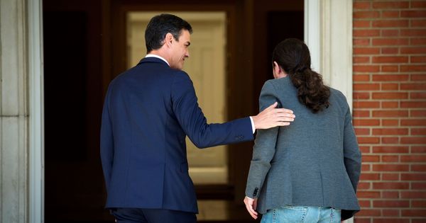 Foto: El presidente del Gobierno en funciones, Pedro Sánchez, antes de su reunión en el Palacio de la Moncloa con el líder de Podemos, Pablo Iglesias, el pasado 7 de mayo. (EFE)