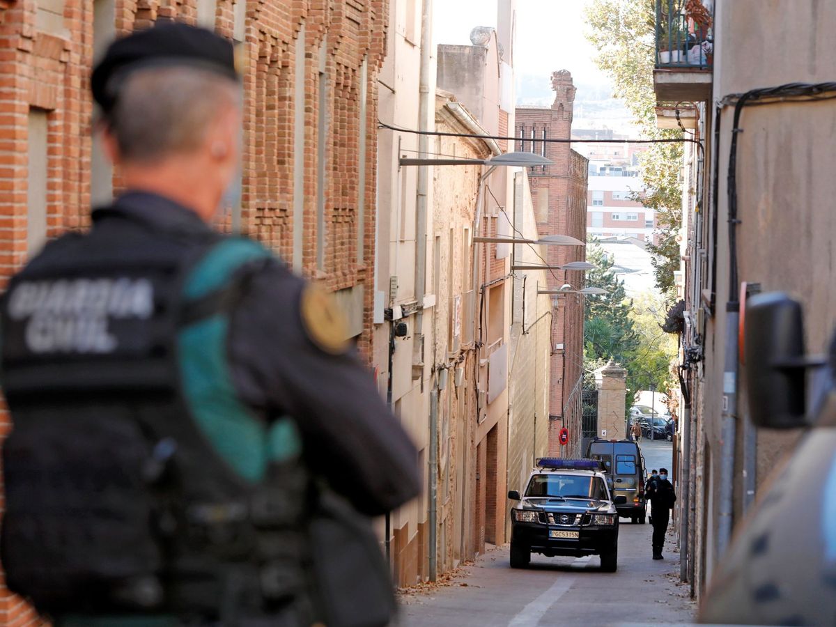 Foto: Agentes de la Guardia Civil en el domicilio del empresario Oriol Soler que ha sido detenido en el marco de una investigación judicial. (EFE)