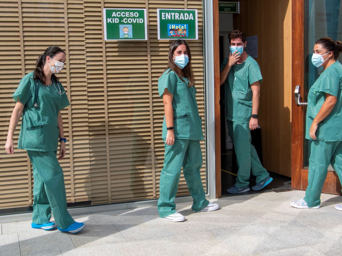 Foto: Sanitarios encargados de la unidad "Kid Covid" entran en las instalaciones de la misma en Palma de Mallorca este lunes. (EFE)