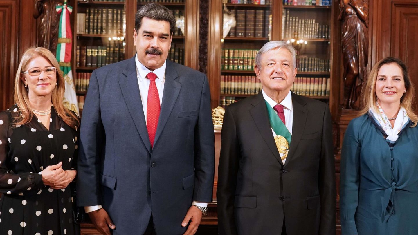 López Obrador y su esposa, Beatriz Muller, con Nicolás Maduro. (EFE)