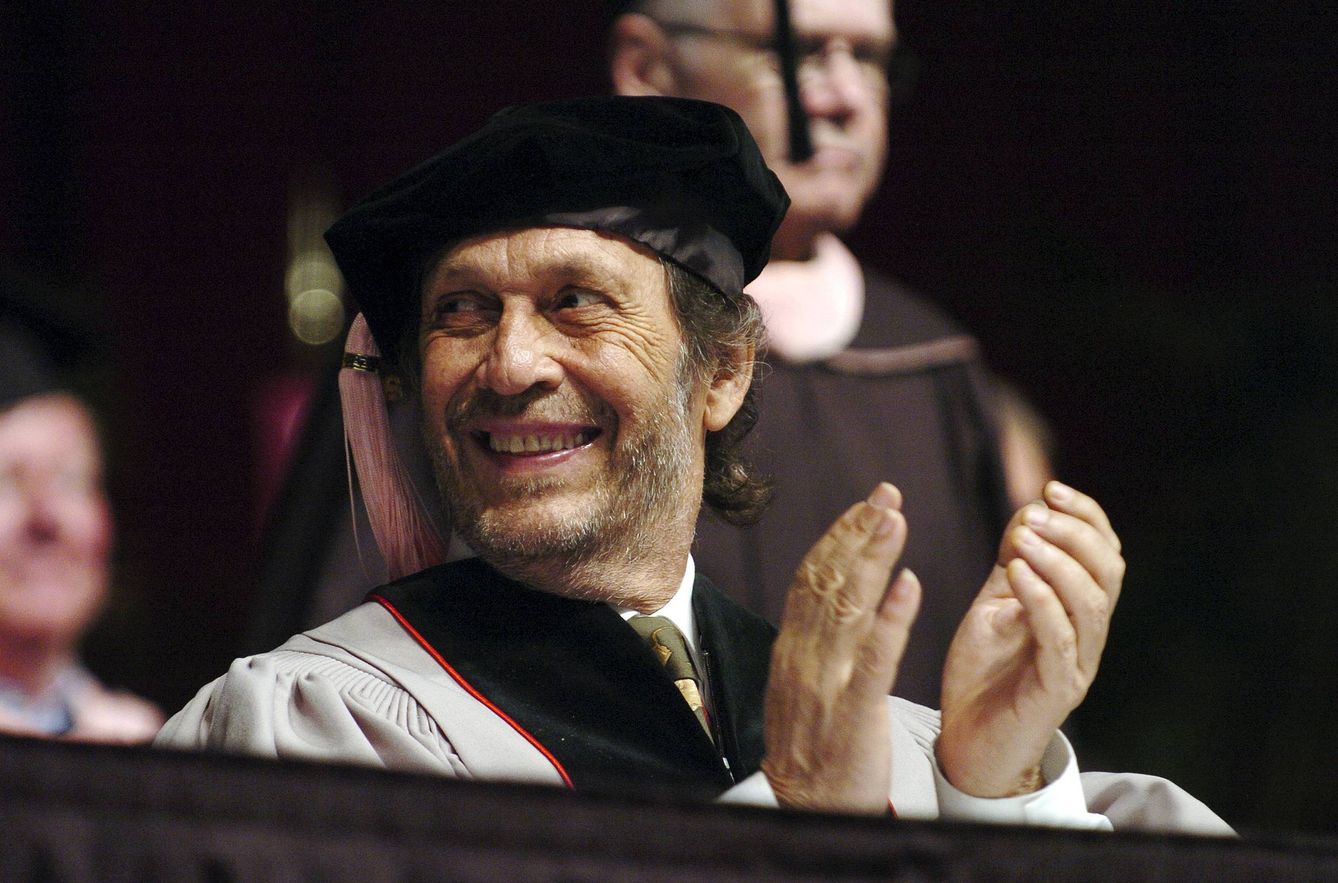 Paco de Lucía, en 2010 durante su investidura como 'doctor honoris causa' por el Berklee College of Music. (EFE/Douglas McFadd)