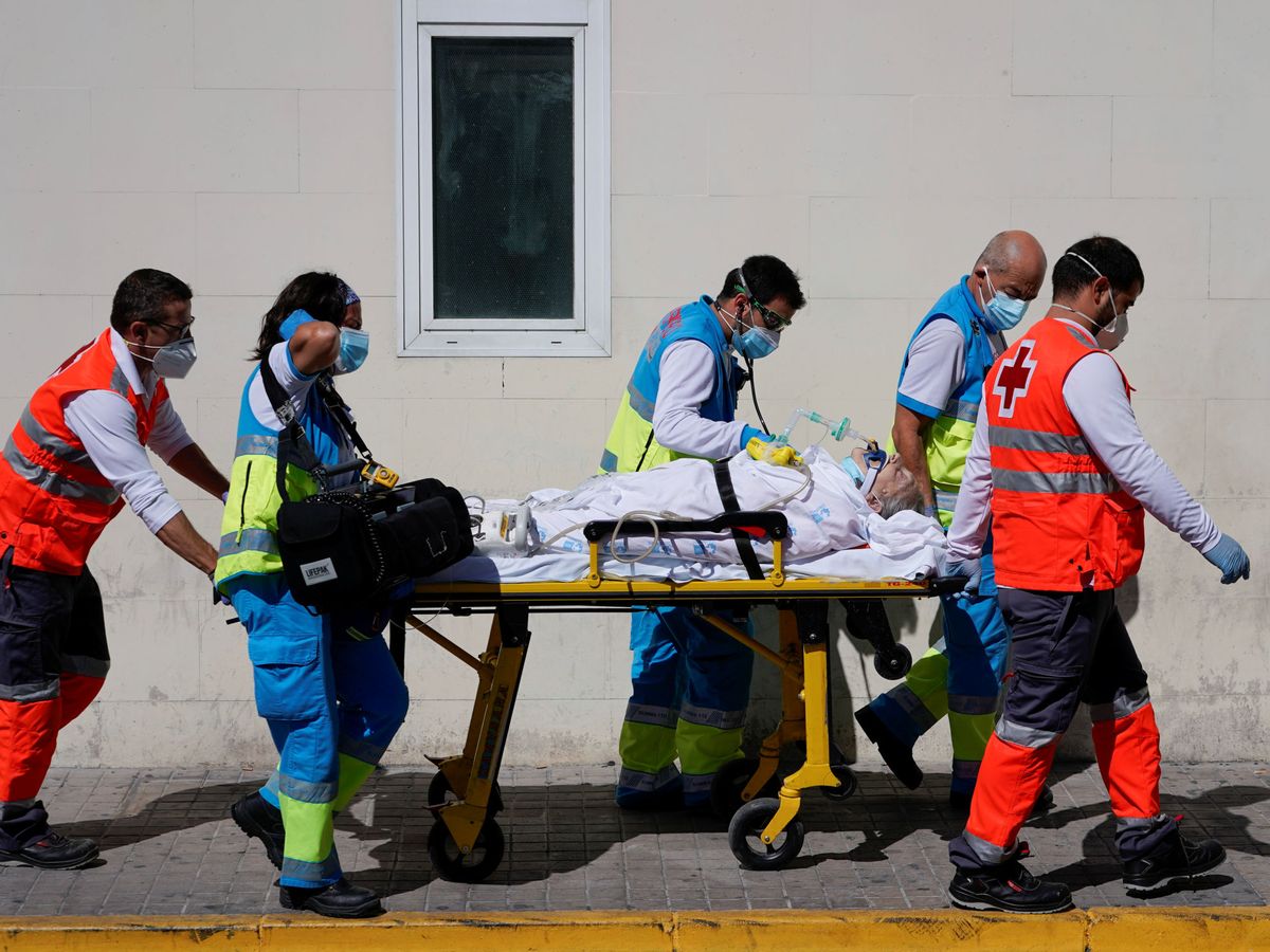 Foto: Profesionales sanitarios ingresan a una paciente en el hospital 12 de Octubre. (Reuters)