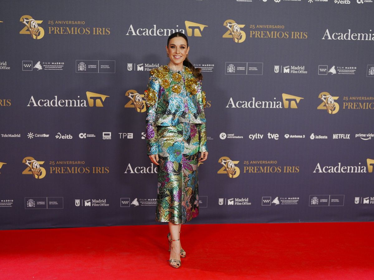 Foto: Raquel Sánchez Silva a su llegada a la alfombra roja de la gala de los 25 años de los Premios Iris. (EFE/Borja Sánchez-Trillo)