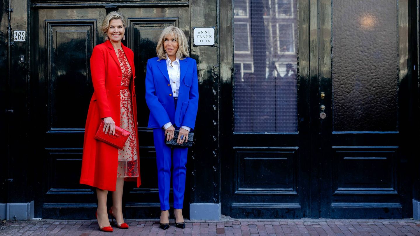 Máxima de Holanda y Brigitte Macron posan en la puerta de la casa de Ana Frank en Ámsterdam. (CP)