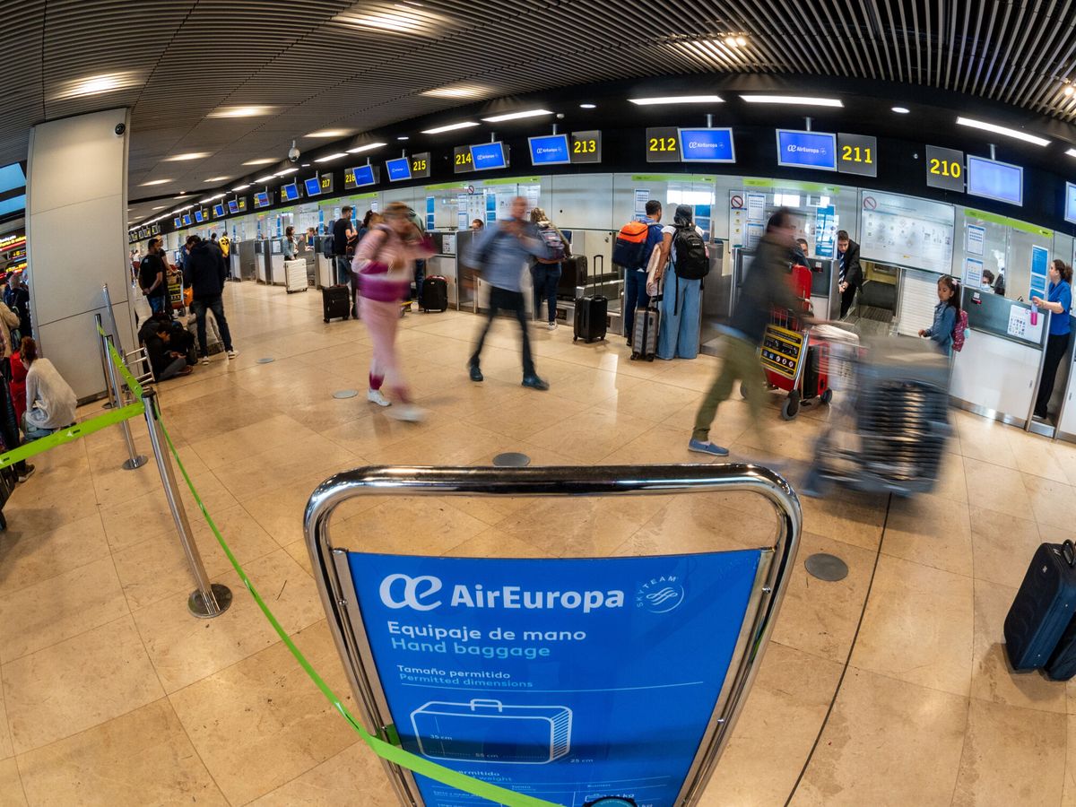 Foto: Viajeros en los mostradores de facturación de Air Europa. (EFE/Fernando Villar)