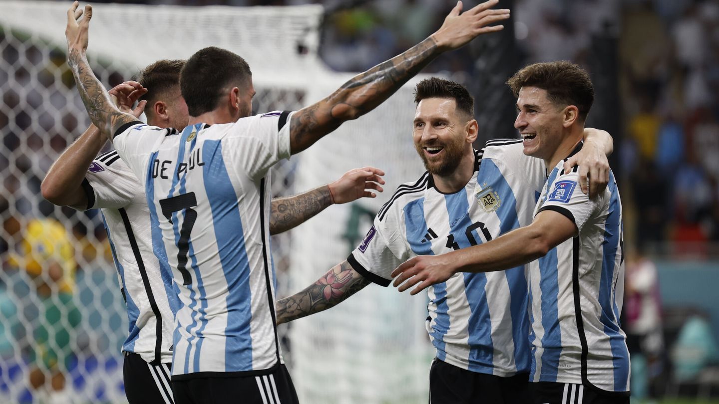 Los jugadores argentinos celebran el gol de Julián Álvarez ante Australia en octavos de final.