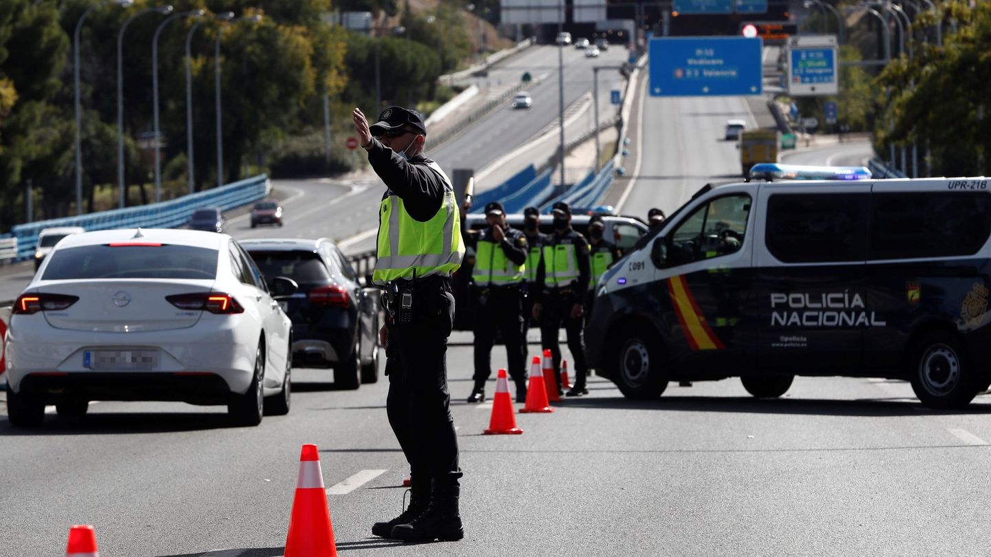 Control de salida de Madrid por las restricciones de movilidad. (EFE)