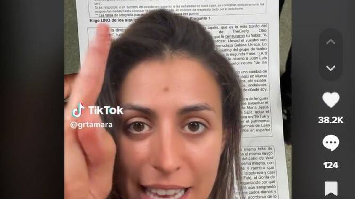 Una 'tiktoker' reacciona al examen de Lengua de la EvAU en Murcia ante una pregunta sobre ella