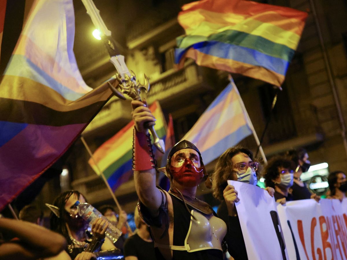 Foto: Miles de personas se manifiestan en Barcelona contra la violencia LGTBQIfóbica. (Reuters)