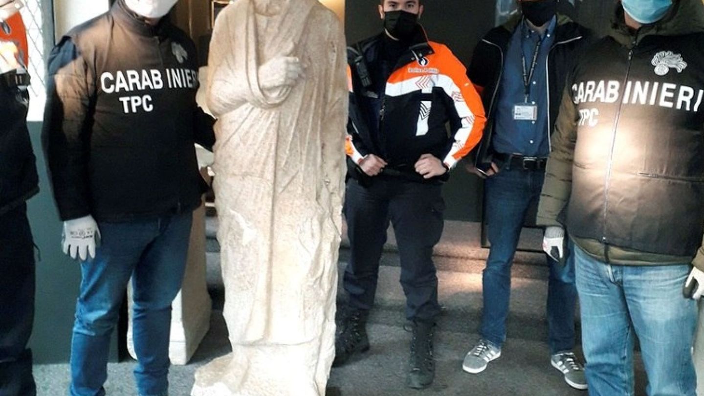 La escultura está dañada por las herramientas usadas para robarla (EFE/Carabineros Roma)