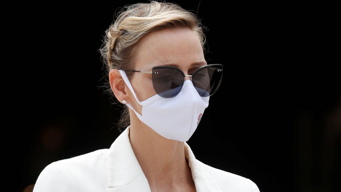 Charlène de Mónaco, con mascarilla y recogido trenzado. (Reuters)