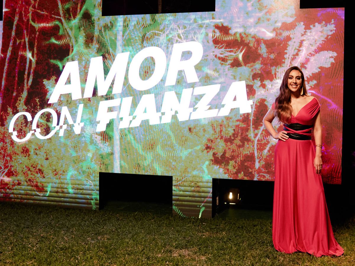 Foto: Mónica Naranjo, presentadora de 'Amor con fianza'. (Netflix)