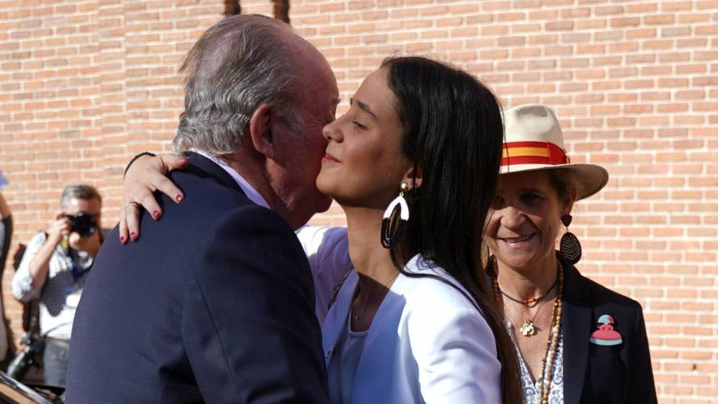 El tierno abrazo entre don Juan Carlos y Victoria Federica. (Cordon Press)