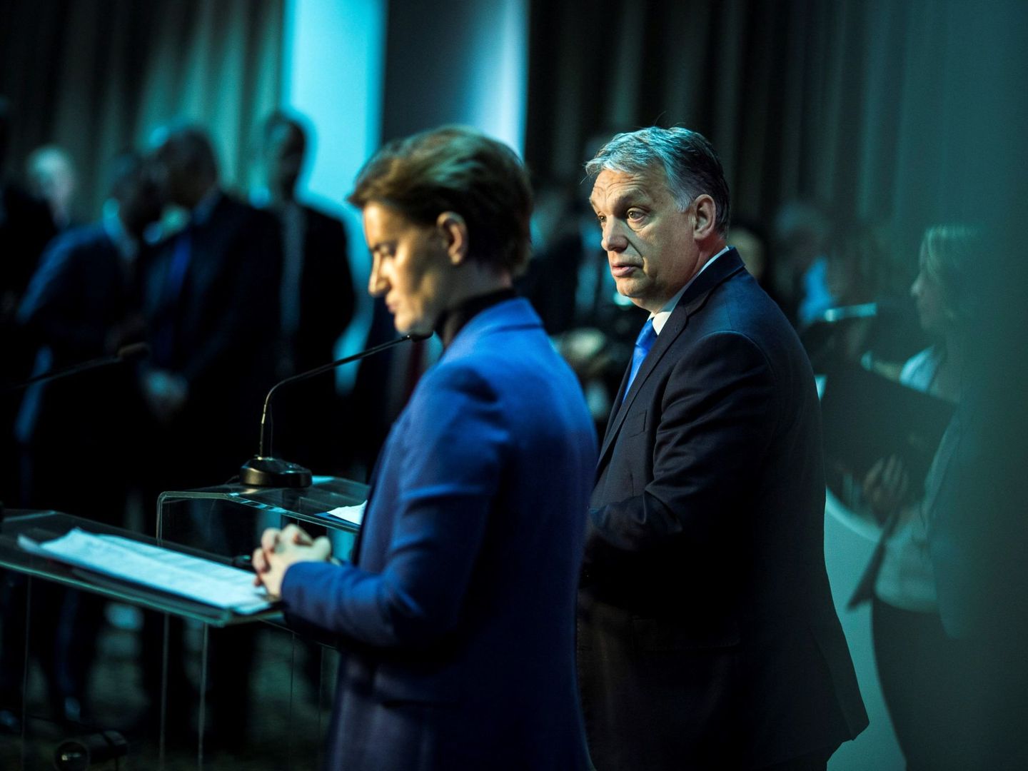 La primera ministra serbia, Ana Brnabic (i), y su homólogo húngaro, Viktor Orban (d), ofrecen una rueda de prensa en Subotica. (EFE)