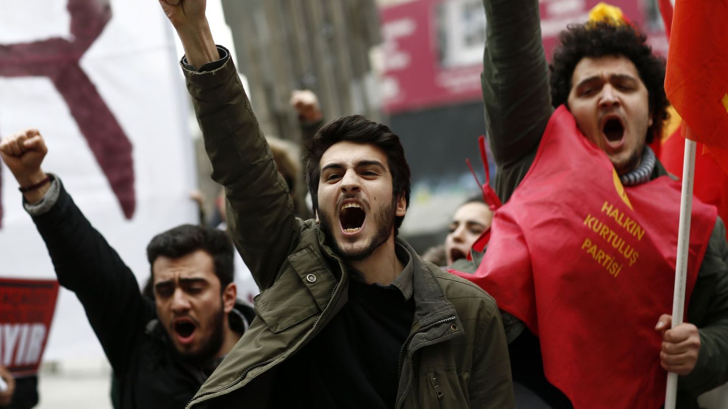 Jóvenes manifestantes protestan contra el referéndum presidencialista en Estambul, el pasado 25 de febrero de 2017 (EFE)