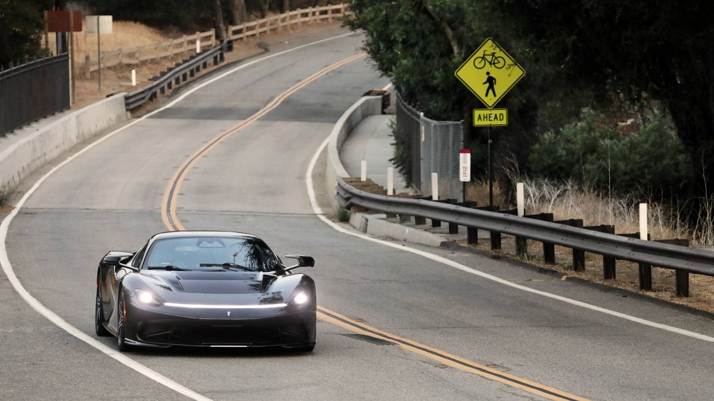 California ha sido el primer lugar del mundo donde ha rodado un Battista de producción. Anuncia 350 km/h de punta, aunque los límites en esas carreteras no alcanzan ni un tercio de esa cifra.