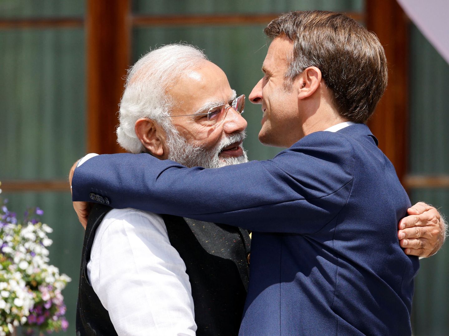 El presidente francés abraza al primer ministro indio durante el G7. (Reuters)