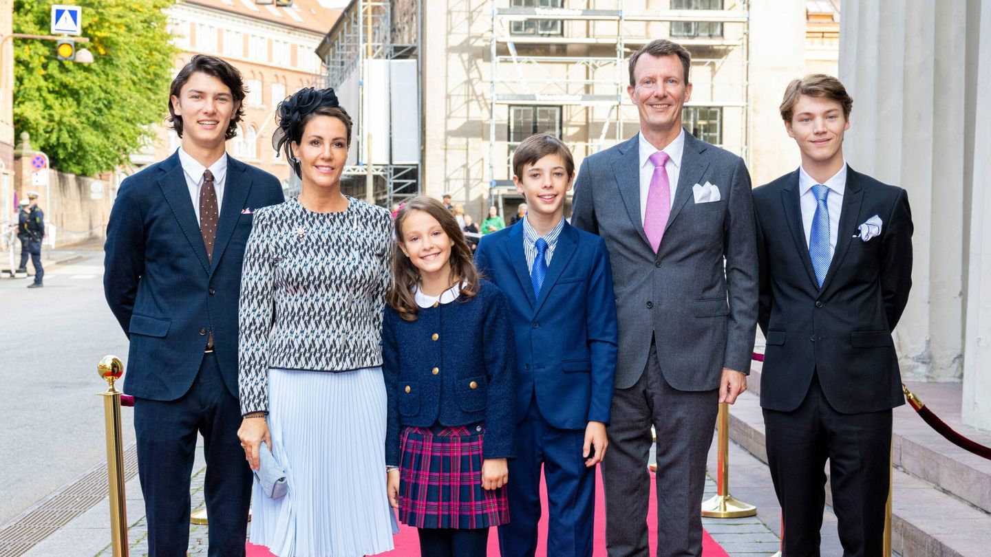 El príncipe Joaquín, junto a su esposa y sus cuatro hijos. (Cordon Press)
