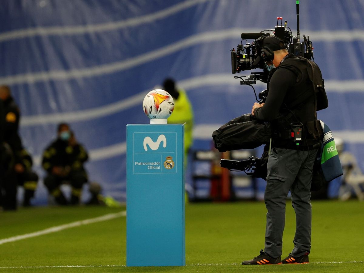 Foto: Un cámara graba el balón momentos antes del comienzo del partido de Liga en Primera División que Real Madrid y Athletic. (EFE/Javier Lizón)