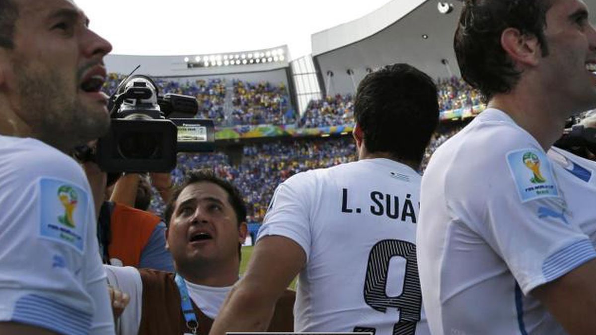 Uruguay da un 'mordisco' Mundial a Italia y Cesare Prandelli presenta la dimisión