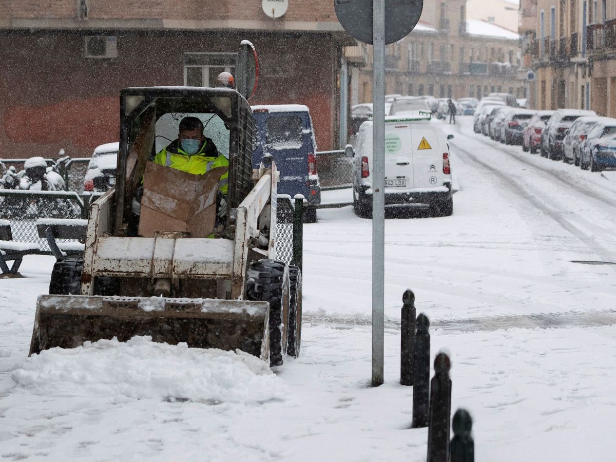 Foto: Un operario retira nieve con una mini excavadora. (EFE)