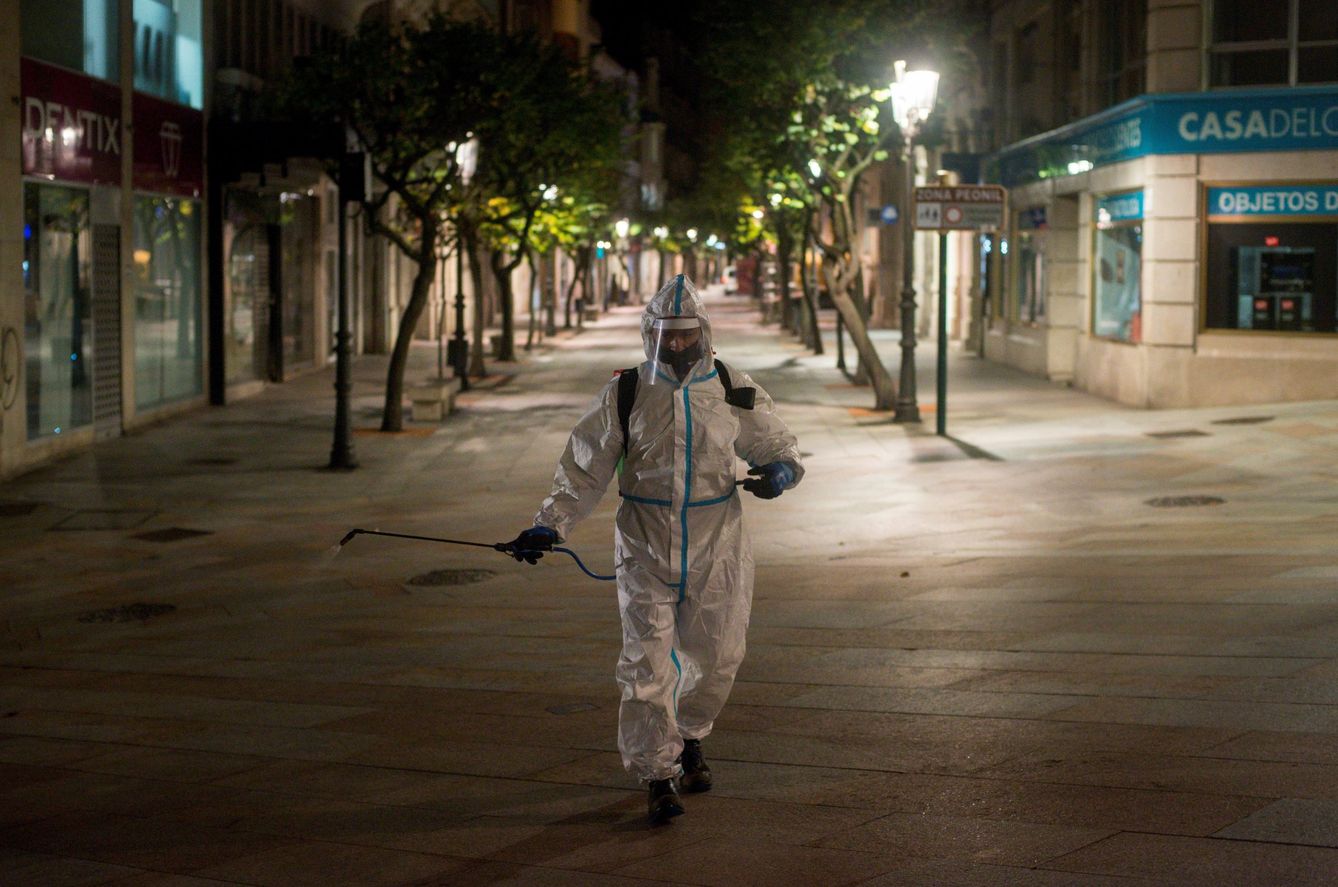 Un operario municipal realiza labores de desinfección de madrugada en Galicia. (EFE)